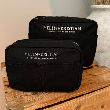 Farsdag  Nesty toalettmapper i svart fra Helen & Kristian, stilig og praktisk for moderne menn.