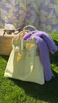 Organizer - Veske - Soft Bloom med lilla genser i solfylt hage.