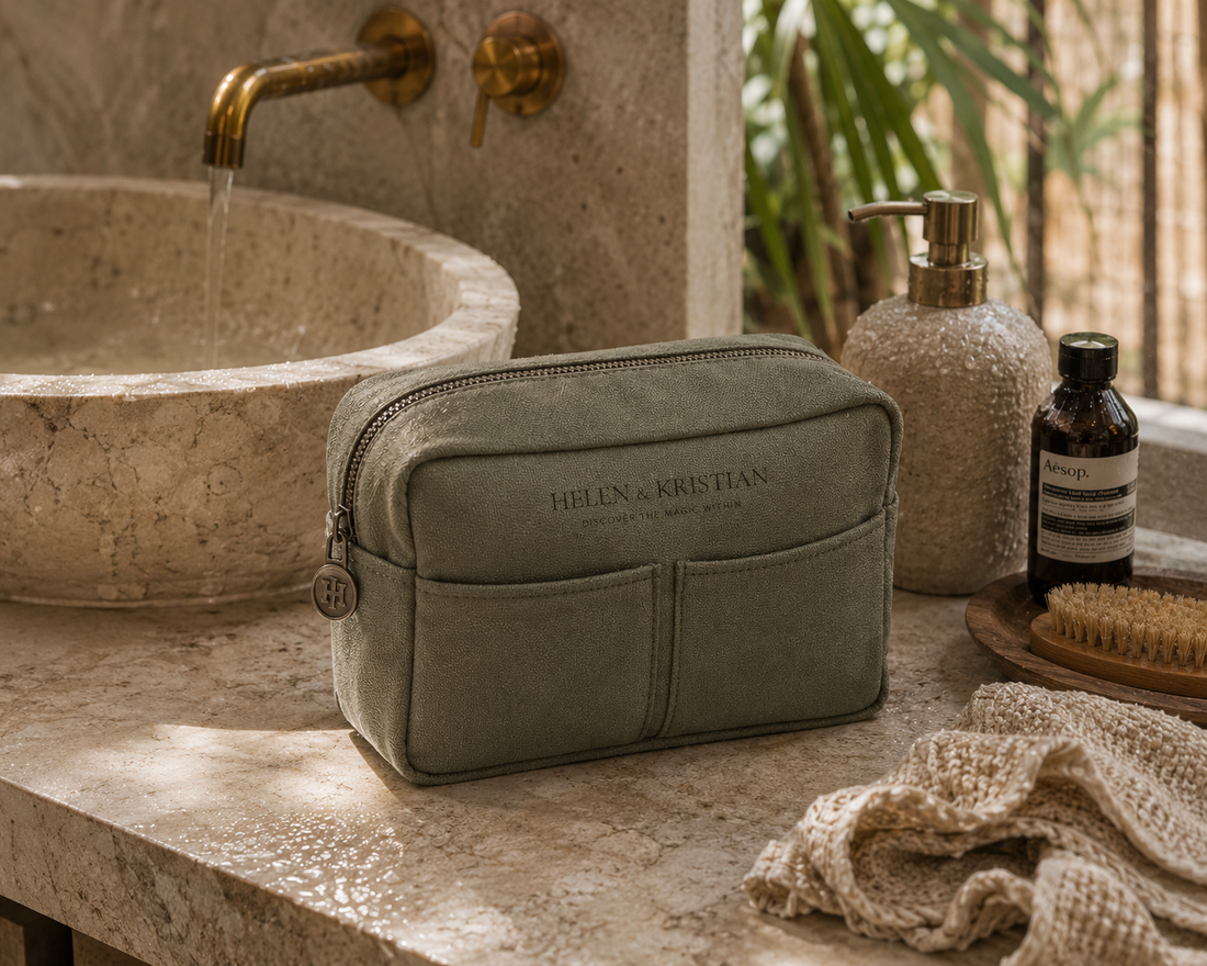 Nesty - Stor Toalettmappe - Deep Forest laying on a textured surface surrounded by beauty products and sunglasses.