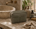 Nesty - Stor Toalettmappe - Deep Forest in a stylish bathroom setting with natural decor.