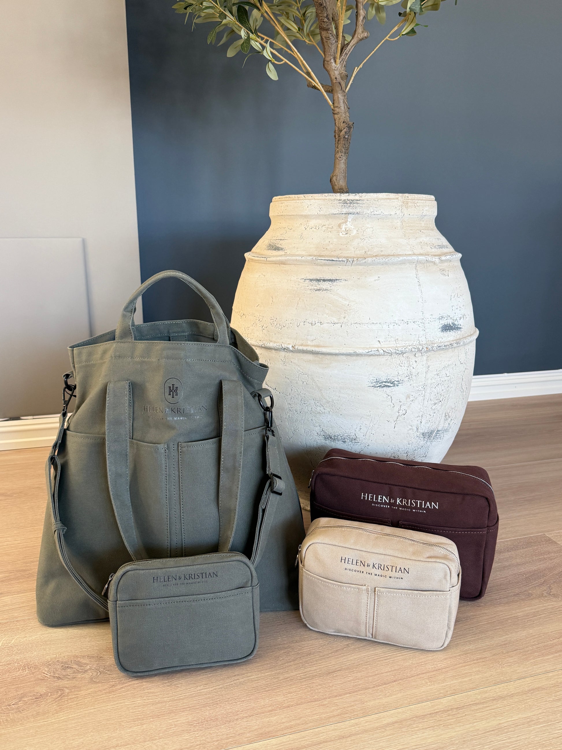 Veske - Organizer Deep Forest with decorative bag and storage pouches on wooden floor near plant.