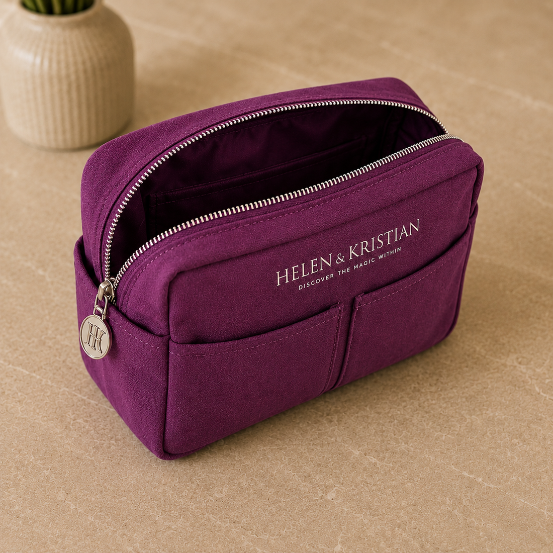 Nesty stor toalettmappe i fargen Dusky Plum – bomullscanvas fra Helen & Kristian