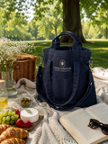 Organizer - Veske - Blueberry Mist foran en piknik med mat i en park, inspirert av hverdagsbruk og reise.