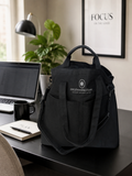 Organizer - Veske - Black Raven i et moderne kontormiljø med skjermer og planter.