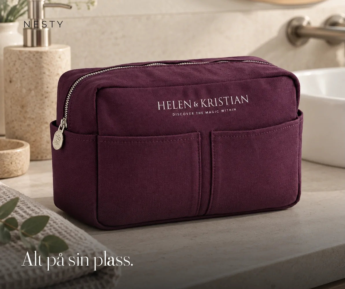 Nesty toalettmappe i Dusky Plum på baderomsbenk