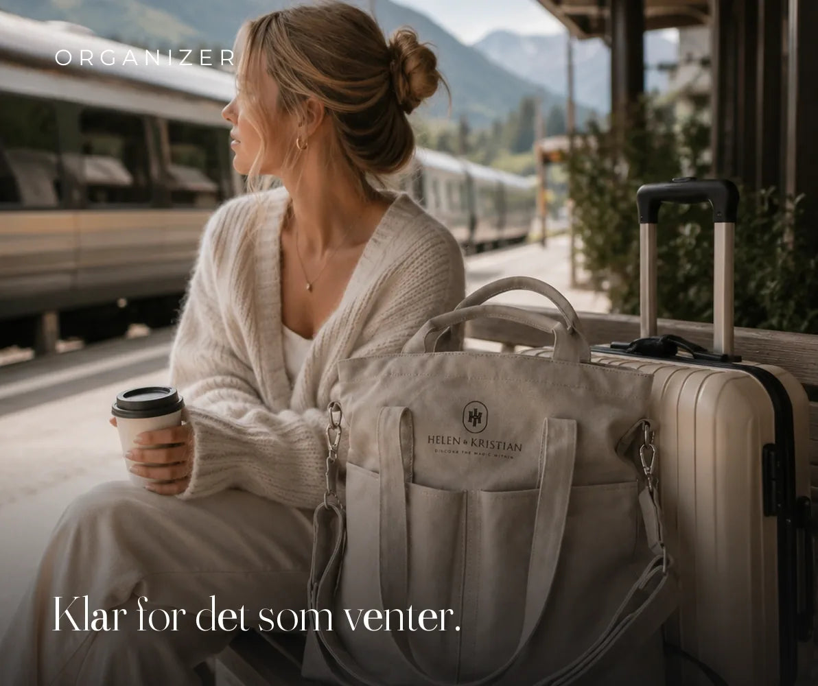 Kvinne på togperrong med Organizer ved siden av kofferten